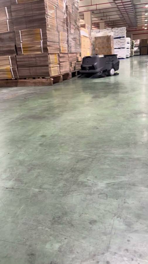 Robot MT1 quét sát chân pallet thùng carton