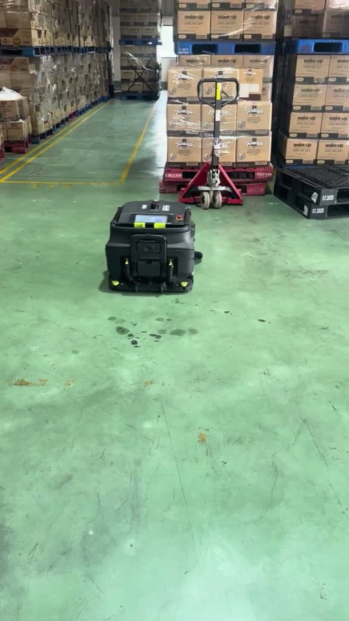 Robot MT1 quét lối đi giữa các dãy pallet thành phẩm trong kho Vinacafé