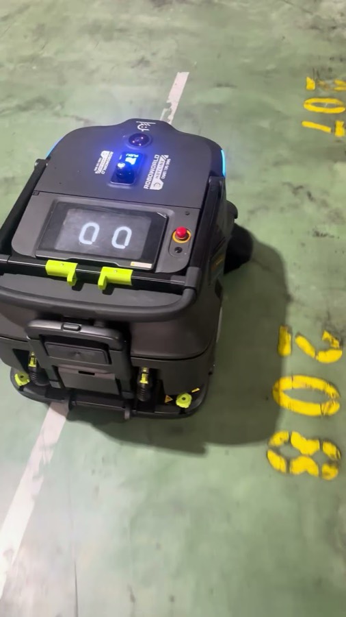 Robot MT1 làm việc trên vạch kẻ phân luồng và số hiệu ô kệ trong kho