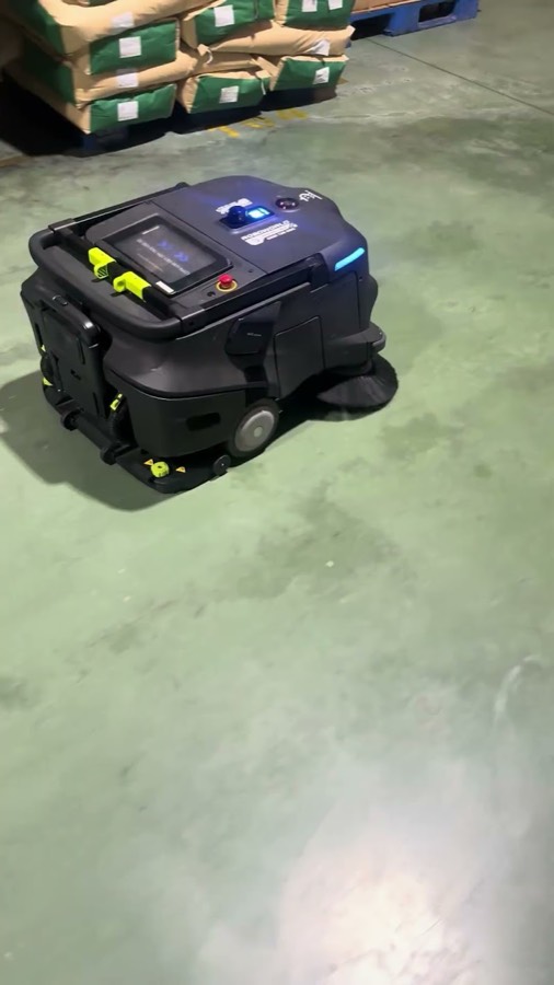 Robot MT1 quét sàn cạnh các pallet bao nguyên liệu xếp cao